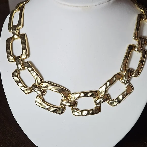 Vintage gold tone hammered square bold statement necklace. - Picture 7 of 11